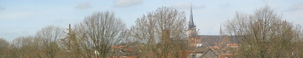 Silhouet vanaf het dak van de brandweerkazerne, ongeveer gelijk aan de spoordijk